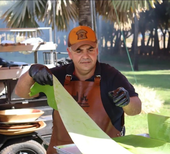 Marcos Vidal preparando folhas na estação vegetariana