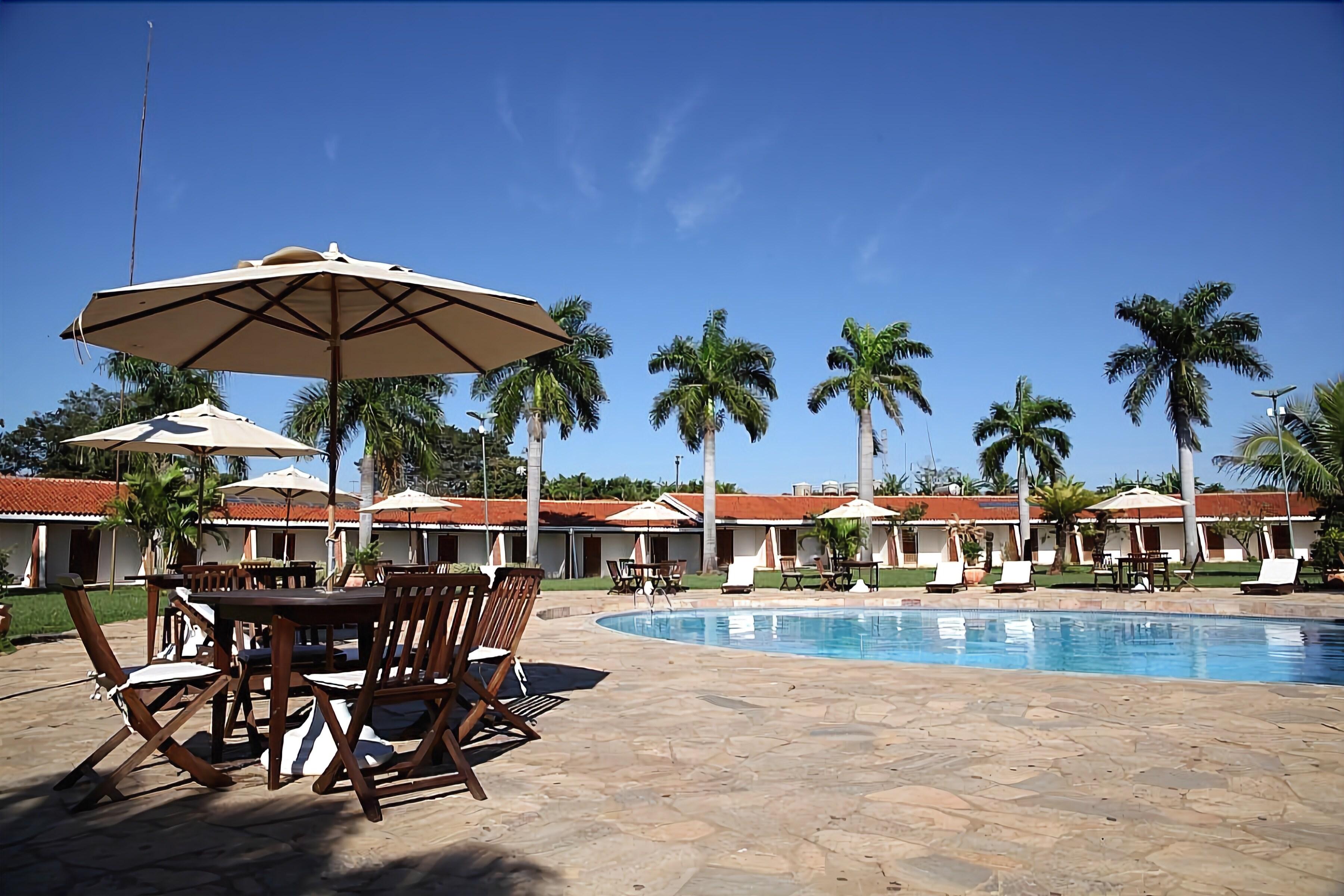 Piscina e área de lazer do Ipê Park Convention Hotel